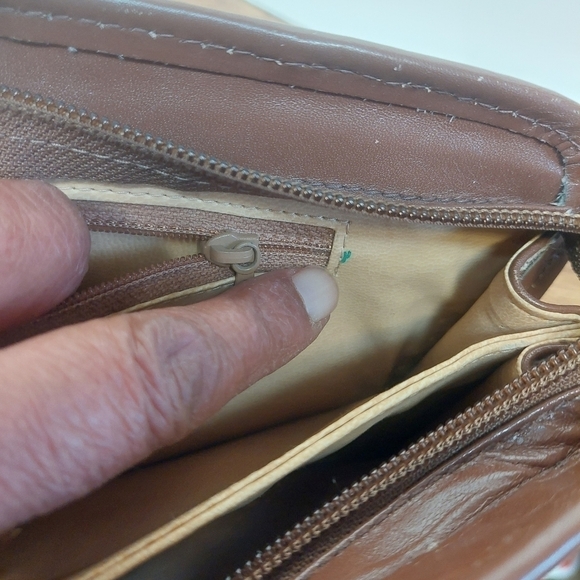 Vintage* The Bay, Made in Italy, Tan Clutch/Cross Body with Long Chain Strap - Picture 4 of 12